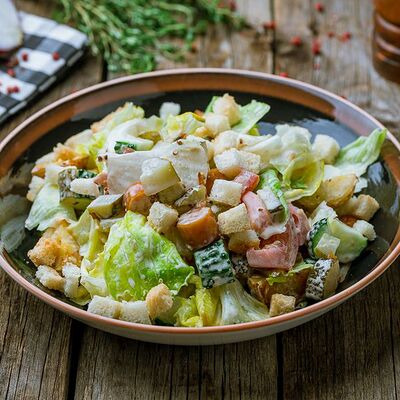 Салат с колбасками и заправкой гиннесc в Billy McDaniel по цене 750 ₽