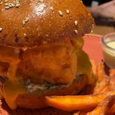 Фишбургер с филе трески и бататом фри в Улитка по цене 955 ₽