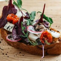 Брускетта с паштетом из печени индейки и грушей в Кафе Biscuit