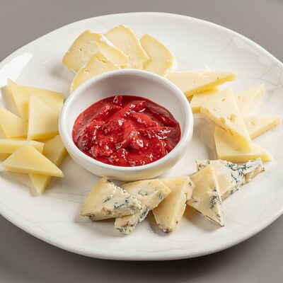 Сырная тарелка с мëдом в Myst по цене 1640 ₽