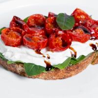 Брускетта со страчателлой и томатами в Bageatteria