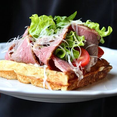 Картофельная вафля с пастрами Яндекс в Снегири на Лагерном по цене 525 ₽