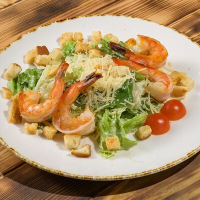 Салат цезарь с тигровыми креветками в Ресторан Мангал по цене 720 ₽