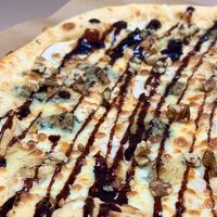 Пицца с грушей и горгонзолой в Piccola Pizza