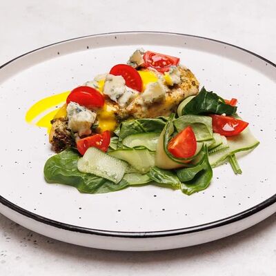 Цыпленок, запеченный с песто и сыром дорблю в Амстердам по цене 555 ₽