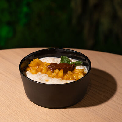 Каша овсяная с карамелизированными яблоками и вареной сгущенкой в Наша хвоя по цене 290 ₽