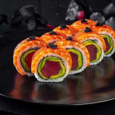 Ролл из тунца и лосося в Sushi7 по цене 1955 ₽