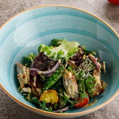 Салат с куриным бедром в Вкусновица по цене 580 ₽