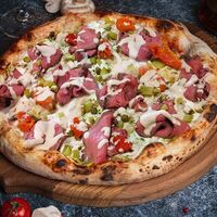 Пицца с нежным ростбифом су-вид в Mama Roma