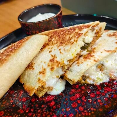 Кесадилья с мясным фаршем в La Vida loca по цене 450 ₽