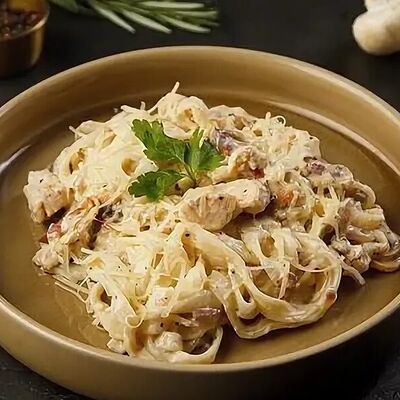 Фетучини с куринным филе и шампиньонами в сливочном соусе под сыром пармезан в Panama City по цене 529 ₽