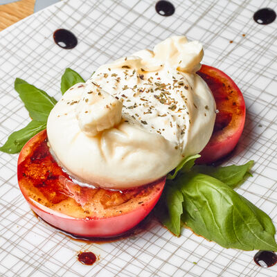 Салат Буррата с томатной сальсой в Черетто море по цене 1790 ₽