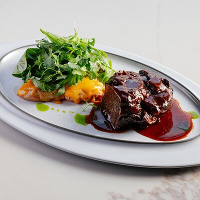 Говяжьи щечки с печеным картофелем в Сплетни by Anna Asti по цене 1490 ₽