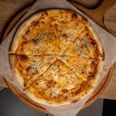 Пицца Четыре сыра 30см в Polla Vina по цене 900 ₽