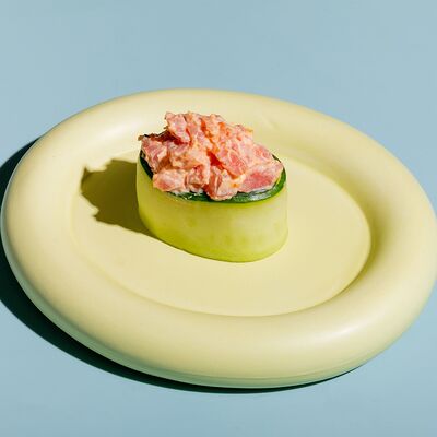 Суши в огурце с острым тунцом в Сушки на макушке по цене 270