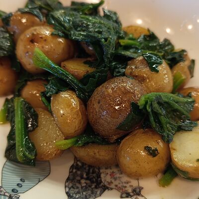 Жареный картофель со шпинатом в Эник Беник по цене 300 ₽