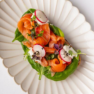 Брускетта с лососем, авокадо и сливочным сыром в Leto по цене 1710 ₽