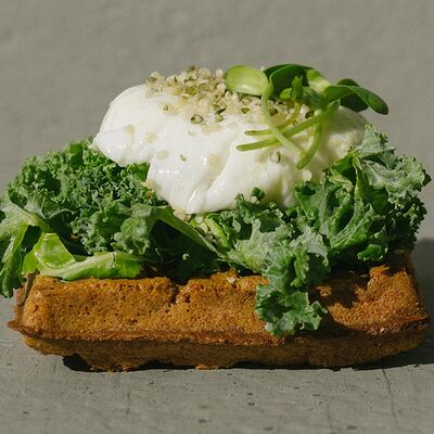 Вафли безглютеновые с зеленью, яйцом Пашот и ядрами конопли в Крапива по цене 590 ₽