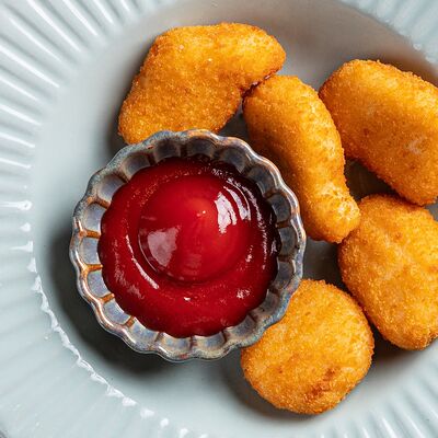 Куриные наггетсы с кетчупом в Avgust13 по цене 650 ₽