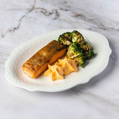 Филе лосося с обожженными брокколи в Хлеб и Вино по цене 1890 ₽