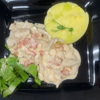 Фрикасе из курицы с картофельным пюре в Карасёвня по цене 444 ₽