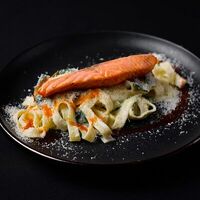 Паста с лососем и шпинатом в Level kitchenbar