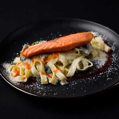 Паста с лососем и шпинатом в Level kitchenbar по цене 760 ₽