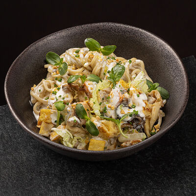 Сливочная вок-лапша с лососем в Secret Kitchen по цене 850 ₽