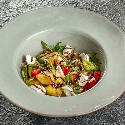 Салат с хрустящими баклажанами в Кухня По Соседству по цене 600 ₽