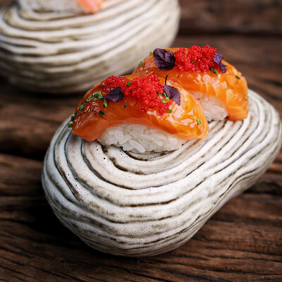 Суши Лосось, имбирь, икра изламинарии в Zuka по цене 720 ₽