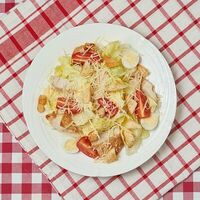 Салат Цезарь с цыпленком в Fettuccine pasticceria