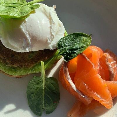 Оладьи из цукини и шпината с лососем и яйцом пашот в Маркс по цене 695 ₽