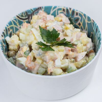 Салат Оливье с ветчиной из индейки в Тарелка по цене 148 ₽