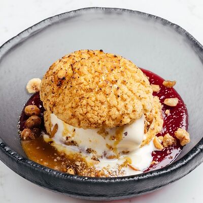 Шу с вишней и кремом дульсе де лече в Hello Wine по цене 410 ₽