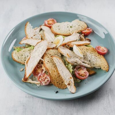 Салат Цезарь с курицей в Yummy yummy по цене 249 ₽