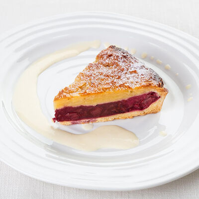 Вишневый пирог с миндальной корочкой в Gallery to go по цене 790 ₽