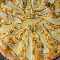 Пицца с грушей и горгонзолойв Guava Bar