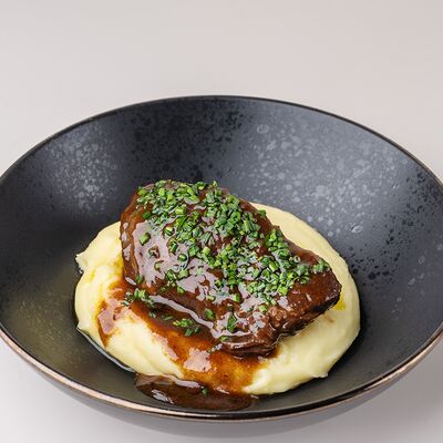 Щечки теленка с картофельным пюре в Italiani по цене 1390 ₽