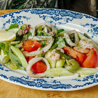 Теплый салат с морепродуктамив Grecco