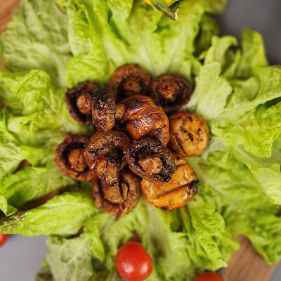 Грибы шампиньоны на углях в Мужчина готовит по цене 300 ₽