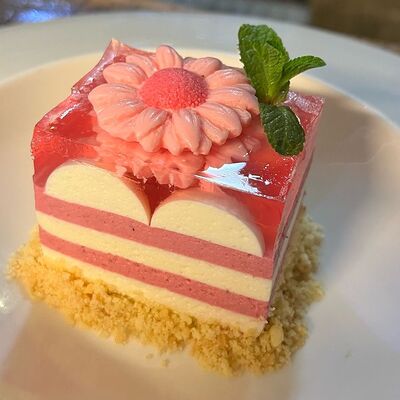 Мусс-чизкейк с клубникой в Арт-шоу ресторан Балаган Сити по цене 410 ₽