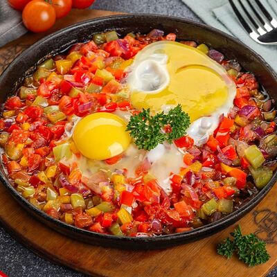 Яичница с помидорами в Пловно-Сытно Premium & Grill по цене 450 ₽