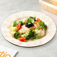 Стейк из лосося с овощами в IL Патио