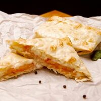Сыр сулугуни, запеченный в лаваше в Пекаридзе