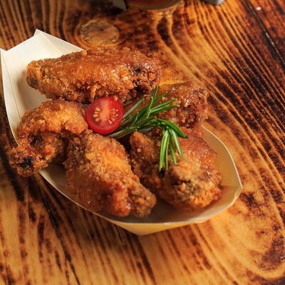 Крылья попугая в медово-горчичном соусе в Паровоz аттракцион бар по цене 390 ₽