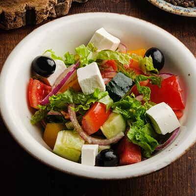 Салат Греческийв Дальневосточка по цене 500 ₽