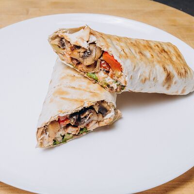 Шаурма из печеных овощей и свинины в Мастер шашлыка по цене 600 ₽