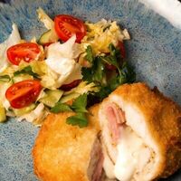 Куриная котлета с ветчиной и сыромв Время Ч