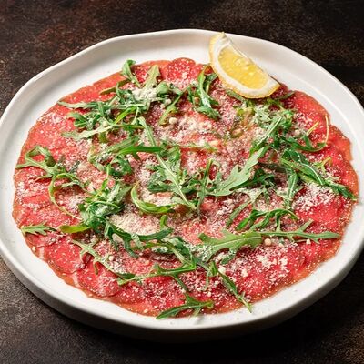 Карпаччо из говядины с руколой в Amarena по цене 1430 ₽