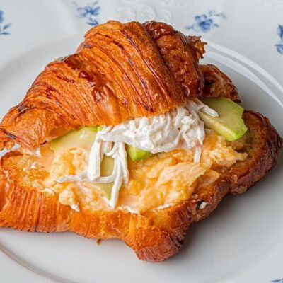 Круассан с крабовой страчателлой в Madame Zhu по цене 1010 ₽
